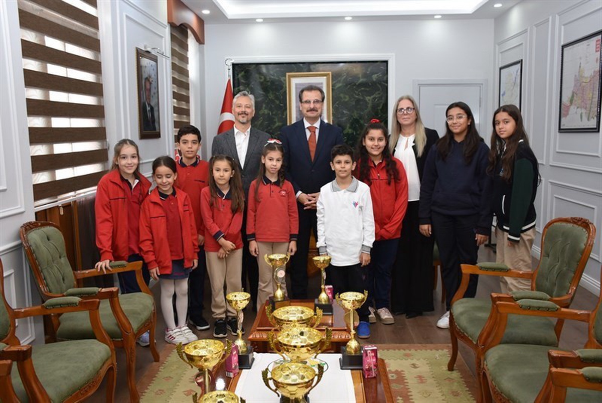 Salihli'de satranç şampiyonları kupalarını Kaymakam Güldoğan'a takdim etti