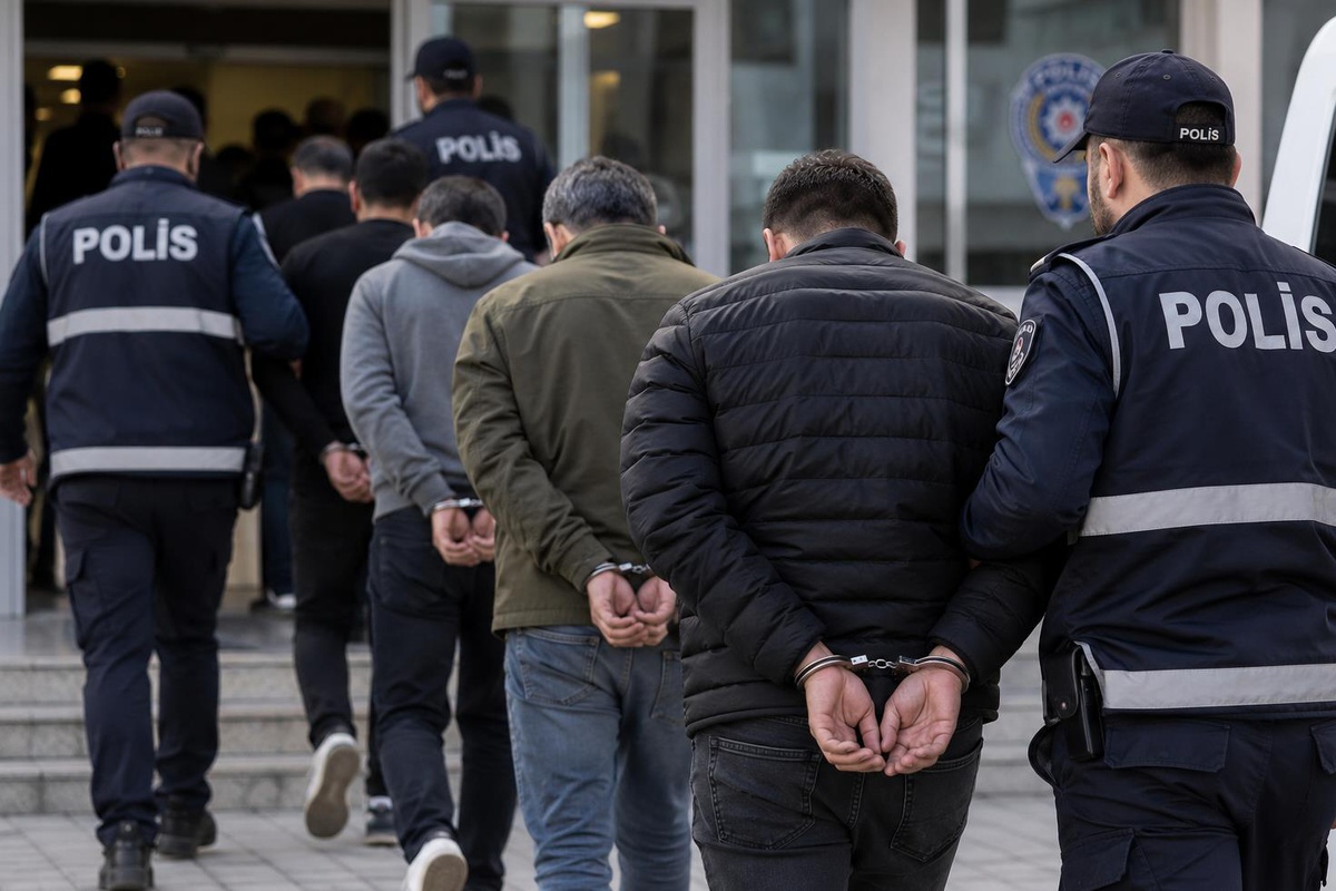 Siverek’te 16 yaşındaki kızı fuhşa zorladıkları öne sürülen 15 kişi gözaltında