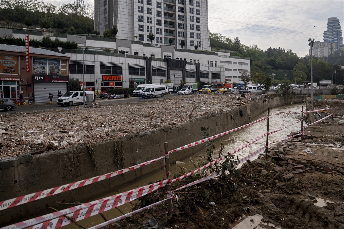 Sarıyer Ayazağa'da sel sonrası 19 dükkan, Kur'an kursu ve stad yıkıldı
