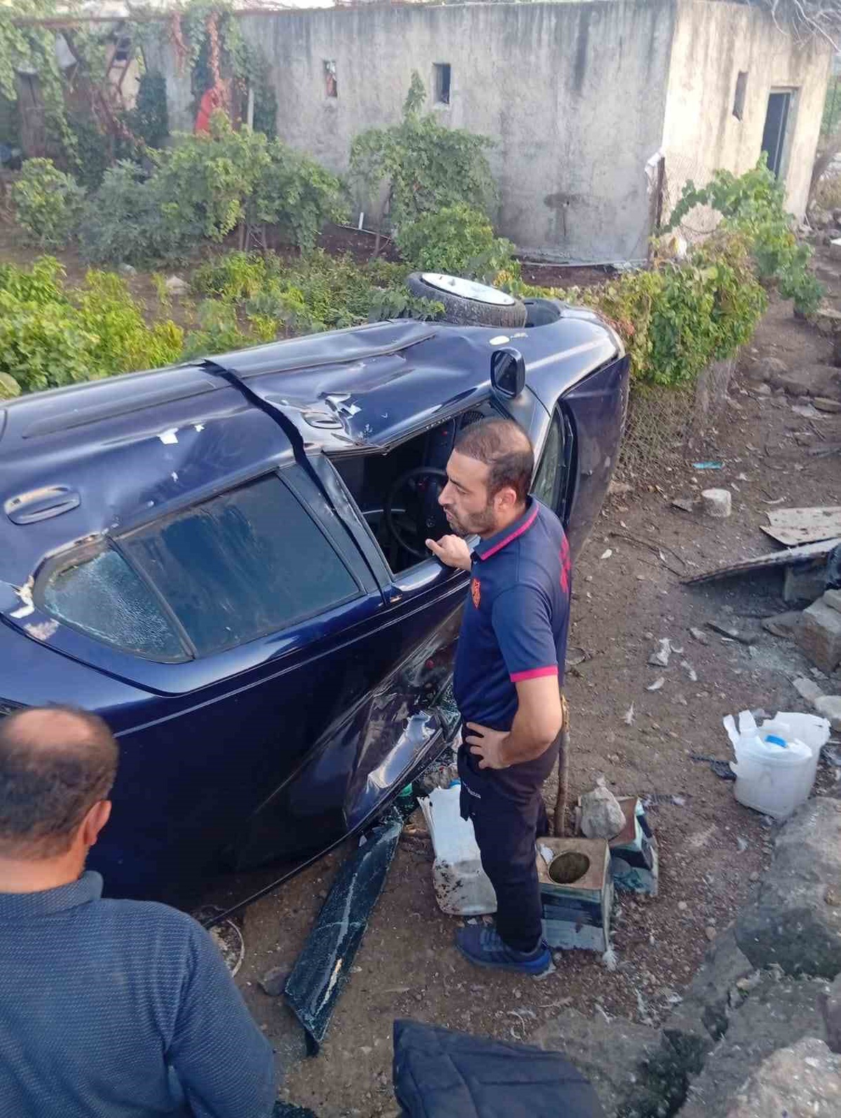 Siirt Kurtalan'da evin bahçesine düşen ve ters dönen otomobildeki 4 kişi yaralandı