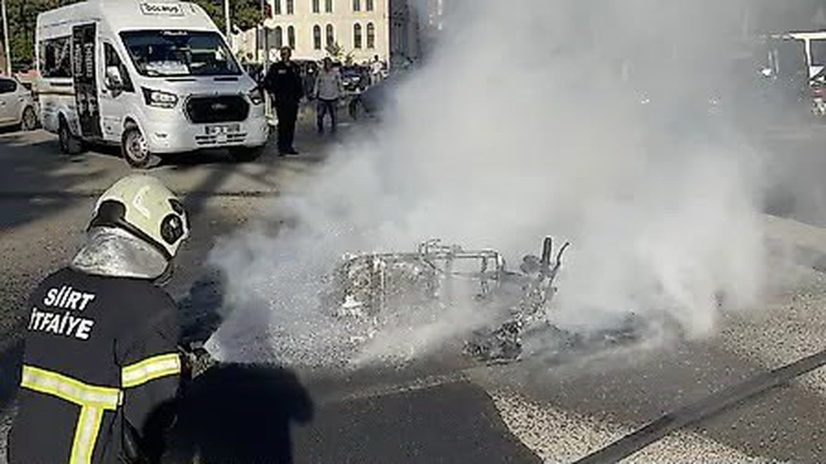 Siirt'te motosikletle hafif ticari araç çarpıştı, motosikletteki yangın söndürüldü