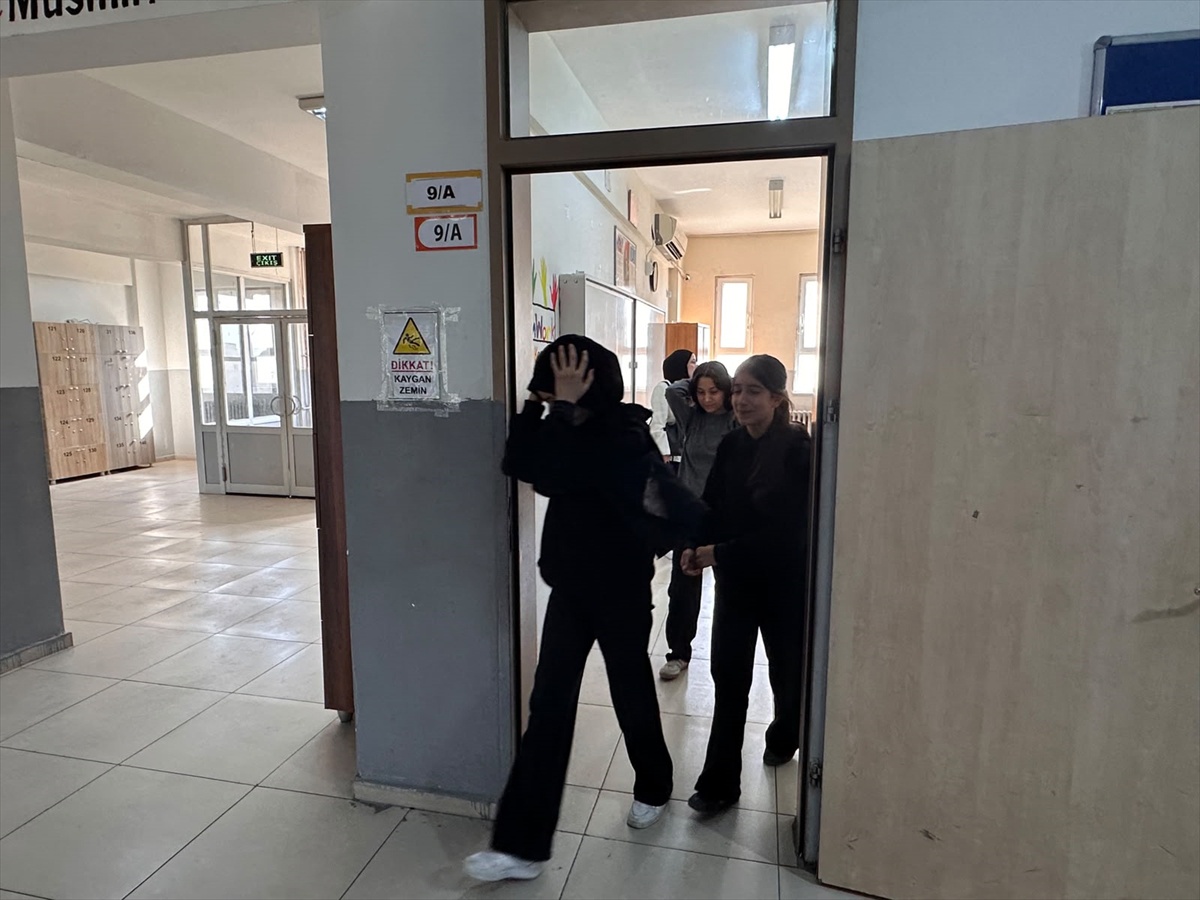 Silopi’de Hacı Mehmet Ökten Anadolu İmam Hatip Lisesi’nde afet tatbikatı yapıldı