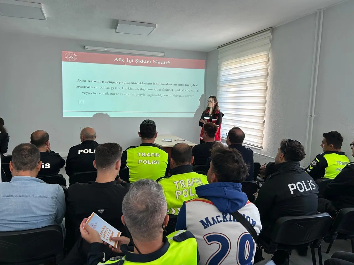Sinop'ta emniyet personeline 6284 kapsamında kadına şiddet bilgilendirmesi yapıldı