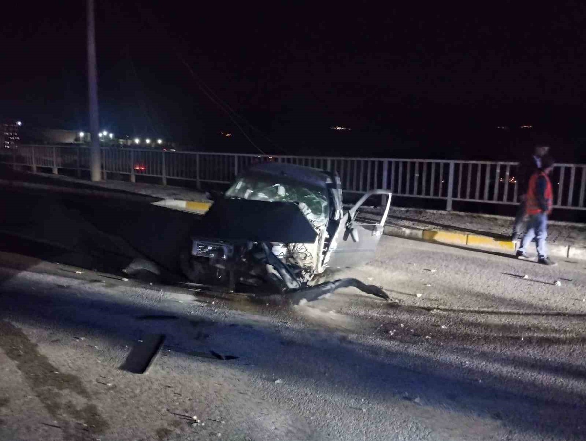 Sivas Suşehri'nde otomobil direğe çarptı, direk devrildi ve sürücü yaralandı