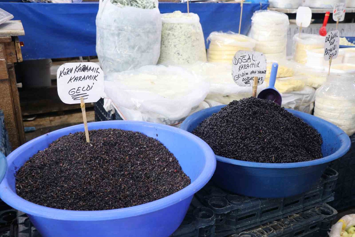 Sivas'ta karamuk meyvesi tezgahta, kilosu 70-100 TL arasında satılıyor