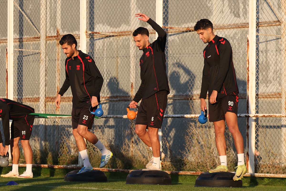 Sivasspor, Ümraniyespor deplasmanı hazırlığında taktik çalışma yaptı