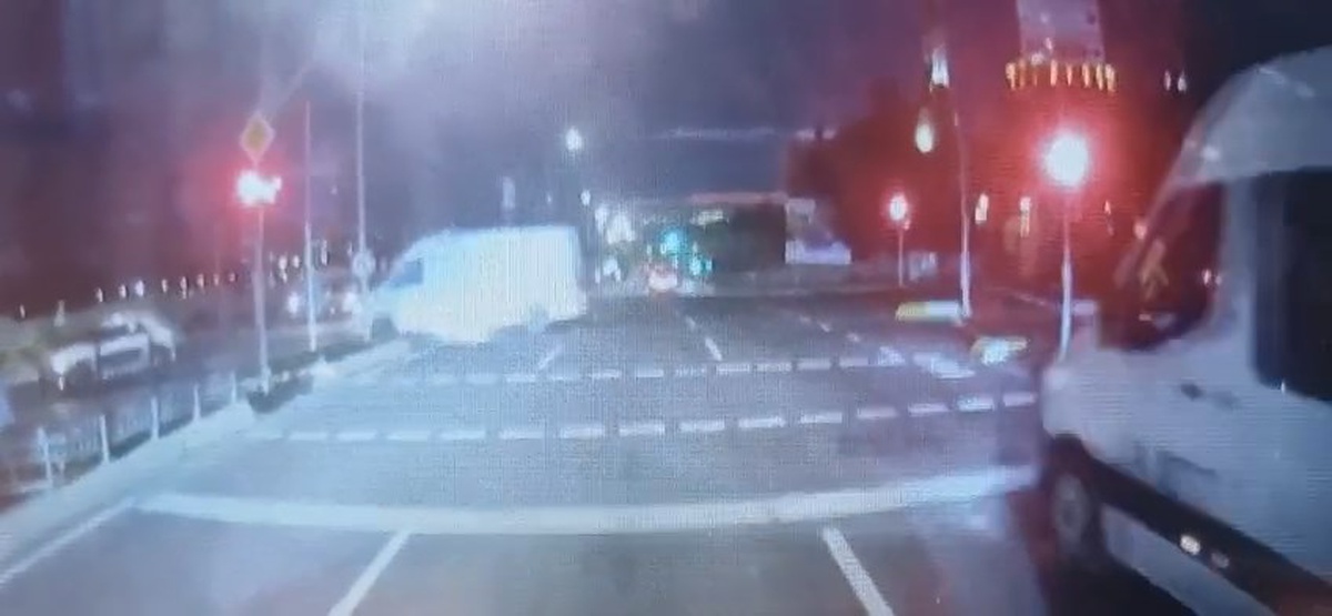 Sultanbeyli'de kırmızı ışıkta geçen servis minibüsüne başka minibüs çarptı, ölen yok