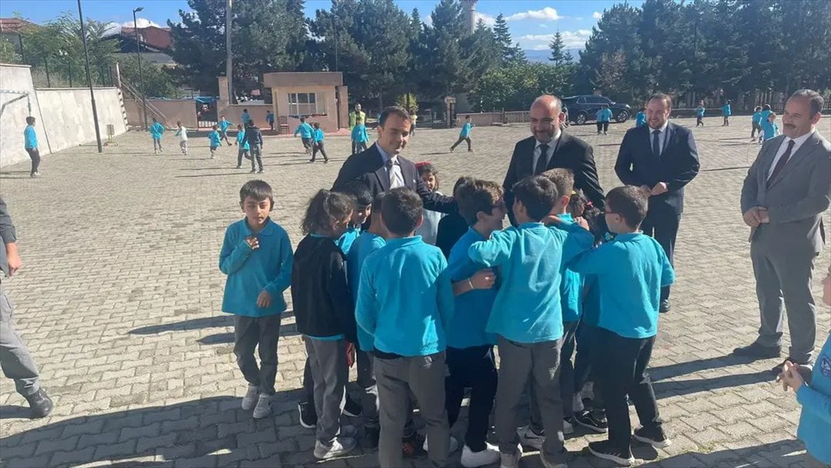 Tosya Kaymakamı Konak, okul ziyaretinde öğrencilerle sohbet edip isteklerini dinledi