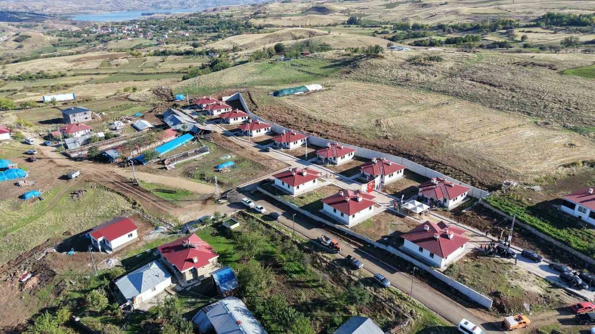 Tunceli'nin Burmageçit köyünde 11 kırsal konut hak sahiplerine teslim edildi