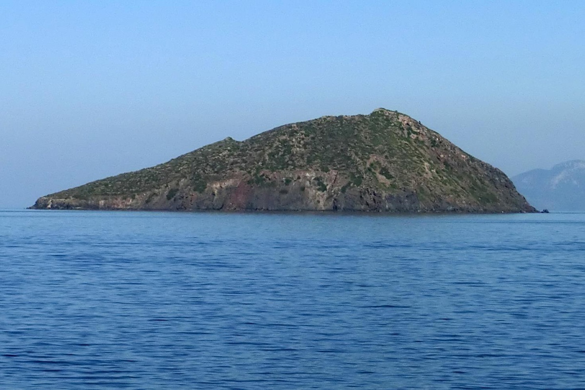 Türkiye'nin yanı başındaki ada satışa çıktı! Fiyatı şaşkına çevirdi