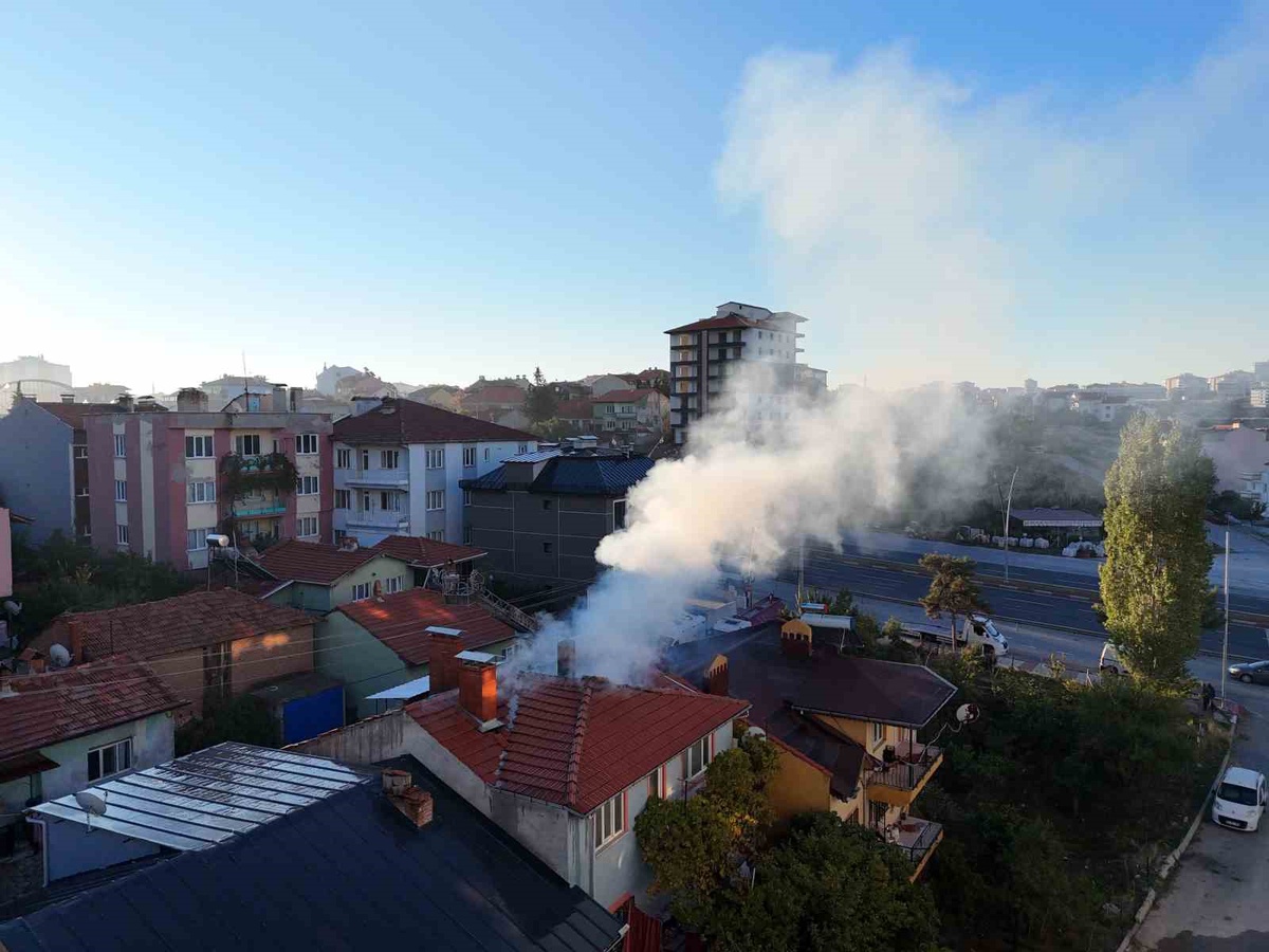 Uşak Dikilitaş'ta tek katlı evin çatısındaki yangın itfaiye ekiplerince söndürüldü