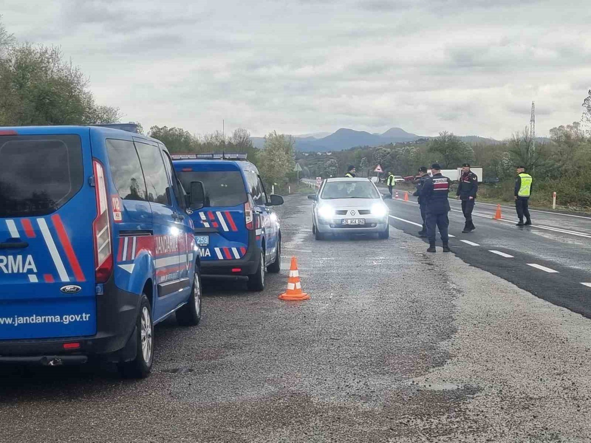Zonguldak Çaycuma'da jandarma, Nebioğlu-Kozcağız güzergahında trafik denetimi yapıyor