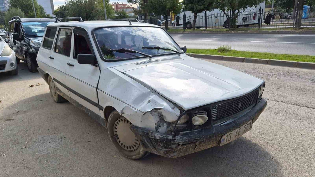 Adıyaman'da otomobil, yaya geçidindeki elektrikli bisiklete çarptı; 1 kişi yaralandı