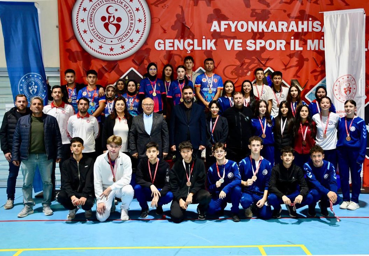 Afyonkarahisar'da gençler floor curling müsabakalarında Şimşek kulüpleri birinci oldu
