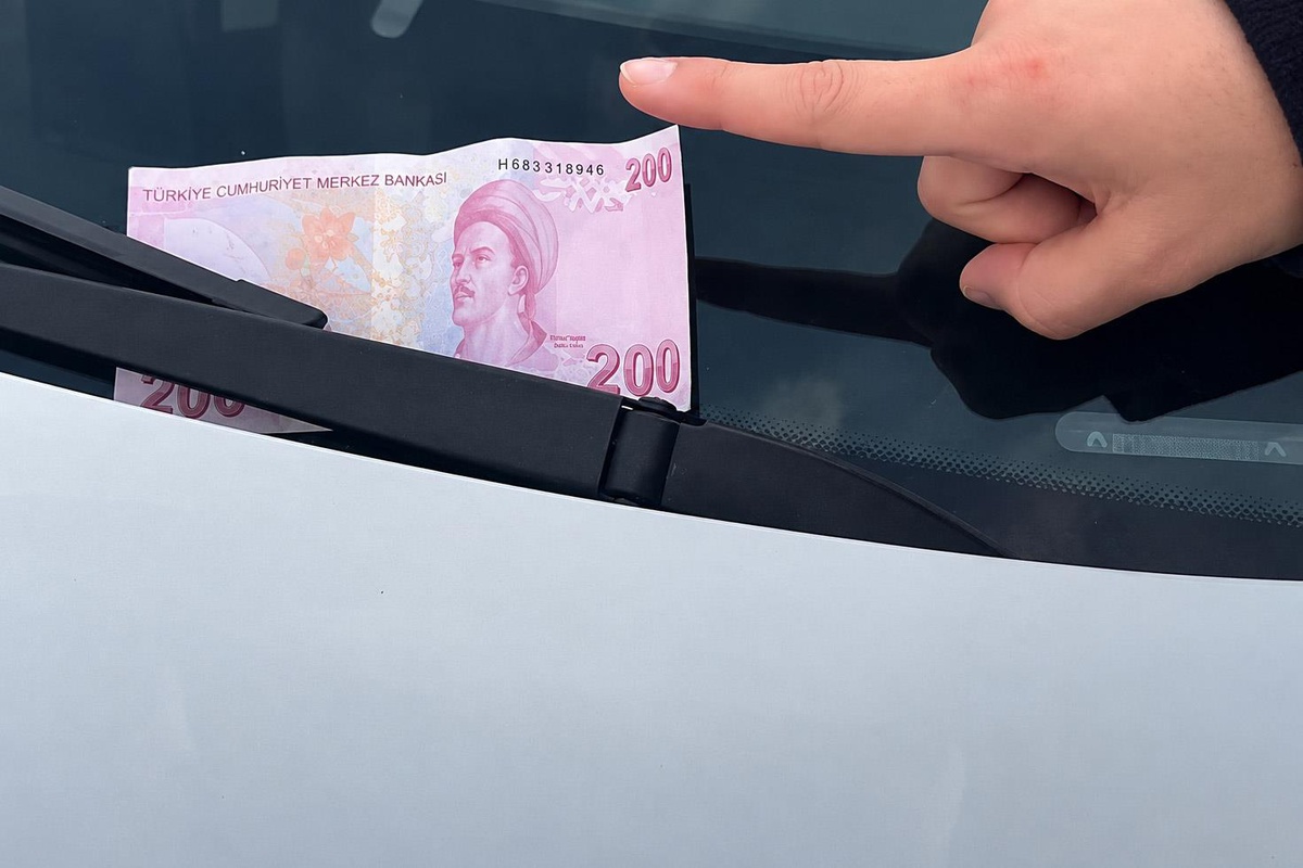 Arabanızın camında 200 TL görürseniz sakın almayın