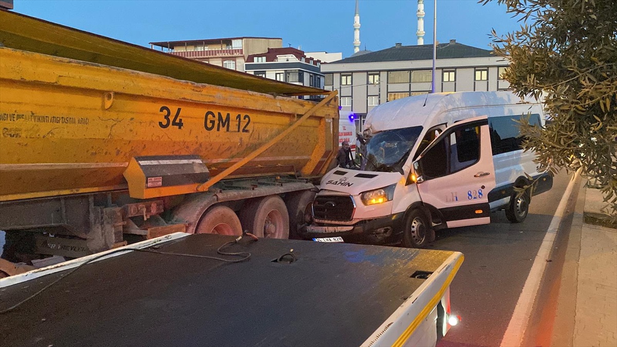 Arnavutköy'de işçi servisi park halindeki hafriyat kamyonuna çarptı, 9 kişi yaralandı