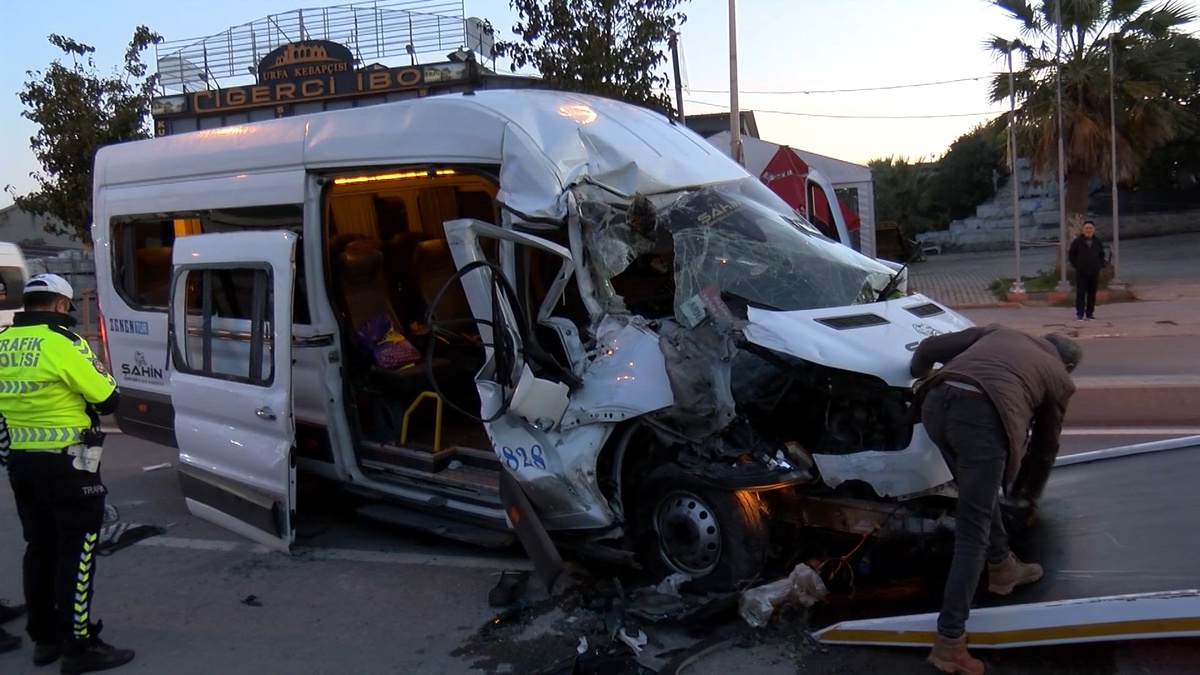 Arnavutköy'de servis minibüsü hafriyat kamyonuna çarptı, 9 kişi yaralandı