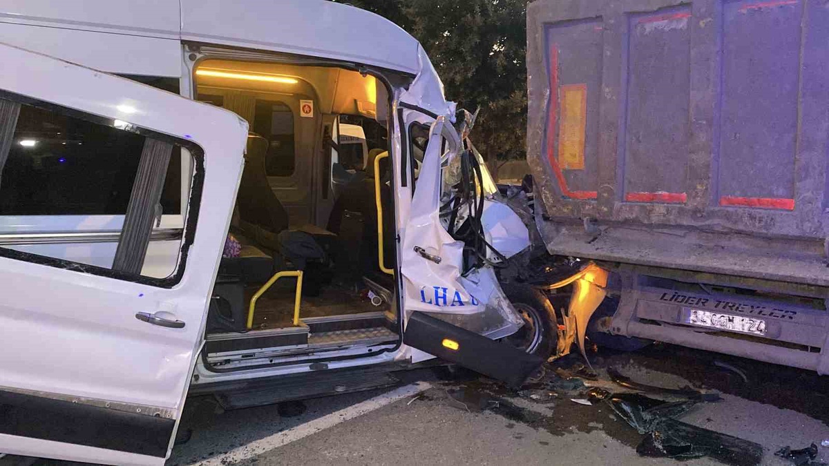 Arnavutköy'de servis minibüsü hafriyat kamyonuna çarptı, 9 kişi hafif yaralandı