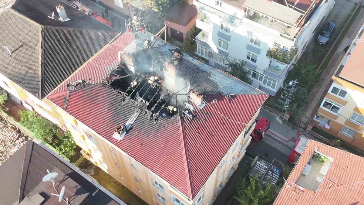 Ataşehir'de 4 katlı binanın çatısı yangında kullanılamaz hale geldi