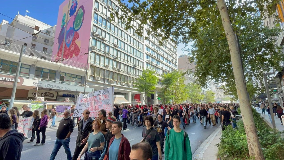Atina'da 10 binden fazla öğrenci ve öğretmen eğitim sorunlarını protesto etti