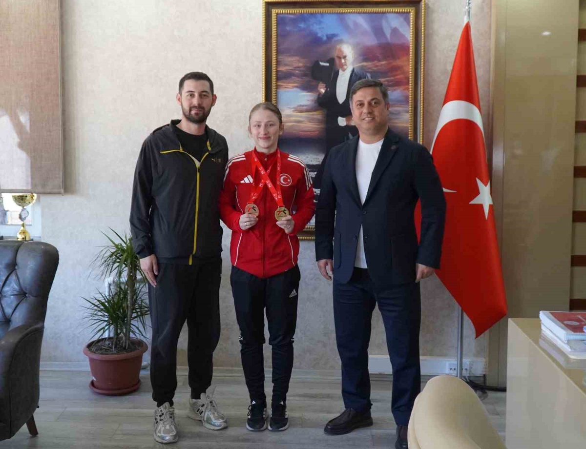 Avrupa şampiyonu karateci Nurbade Büber, İl Müdürü Öztürk tarafından ödüllendirildi