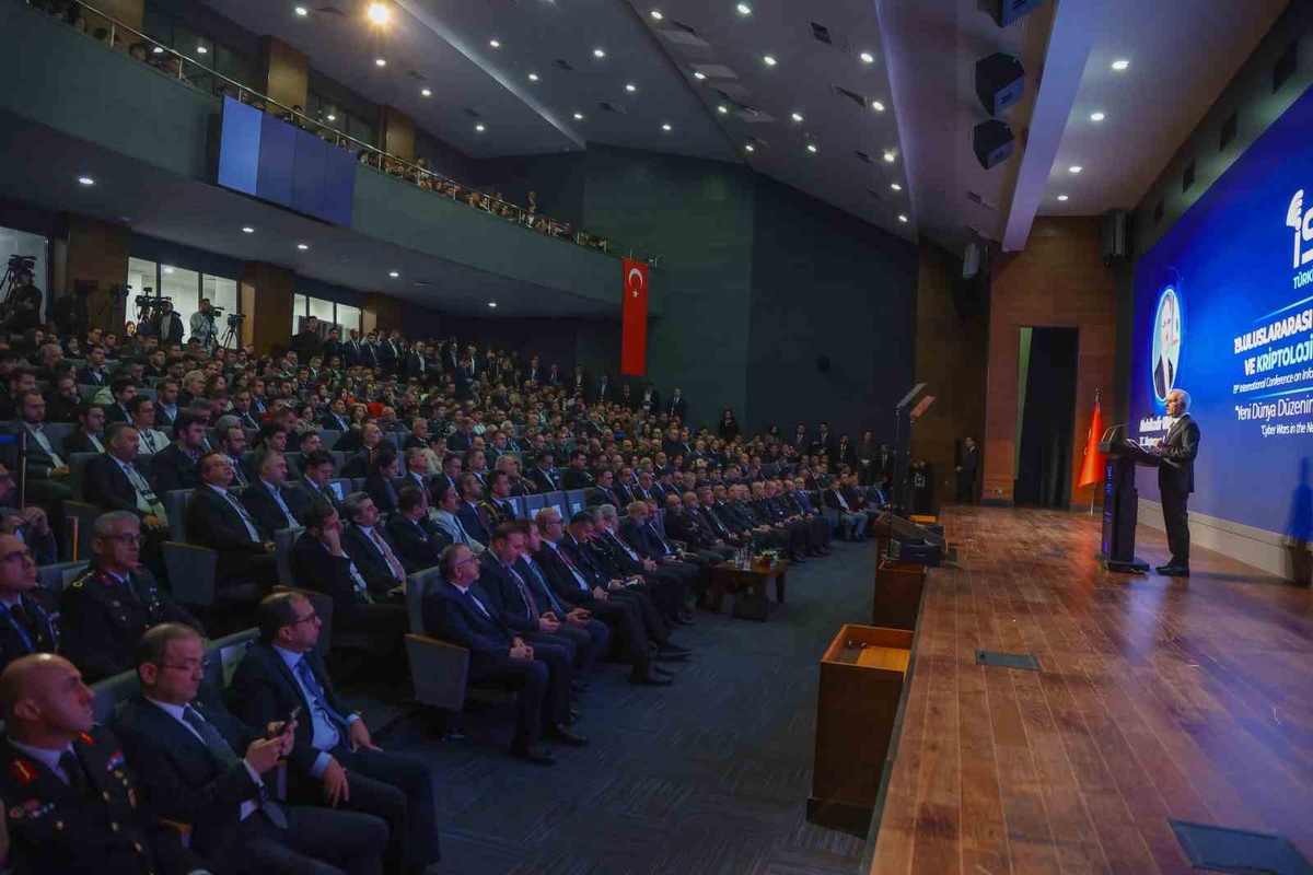 Bakan Uraloğlu, ODTÜ Rektörü Yozgatlıgil’e siber güvenlik üstün hizmet ödülünü verdi