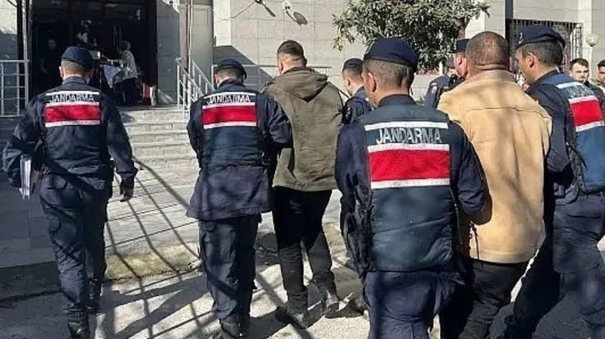 Balıkesir'de jandarma uygulamalarında 33 hapis cezalısı dahil 270 kişi yakalandı