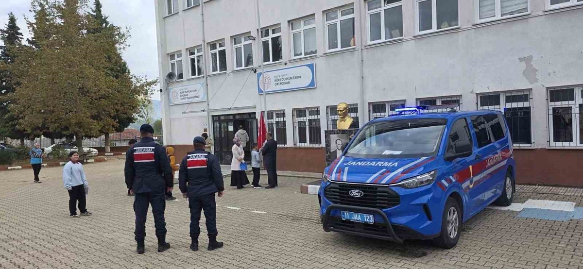 Bilecik'te jandarma 20 okul çevresinde denetim yaptı, olumsuzluk çıkmadı