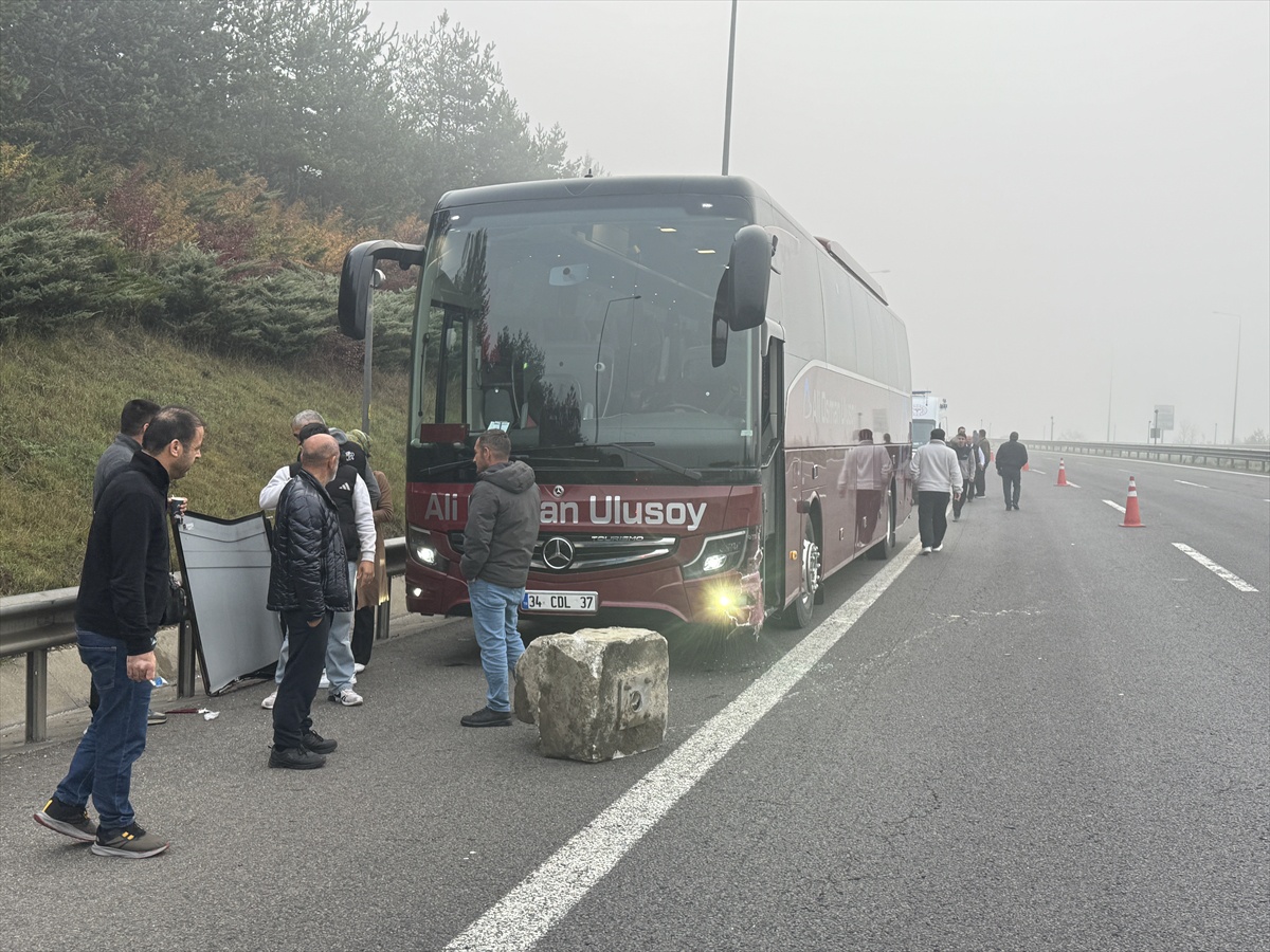 Bolu'da otobüs, kamyonet ve otomobilin karıştığı kazada 2 kişi yaralandı
