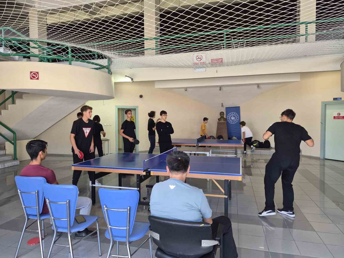 Burhaniye'de Cumhuriyet Bayramı spor etkinlikleri masa tenisi turnuvasıyla başladı