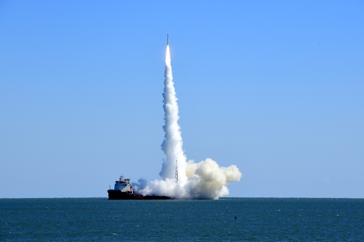 Çin, Rizhao açıklarında denizden CERES-1 Y8 roketiyle yeni uyduyu yörüngeye gönderdi