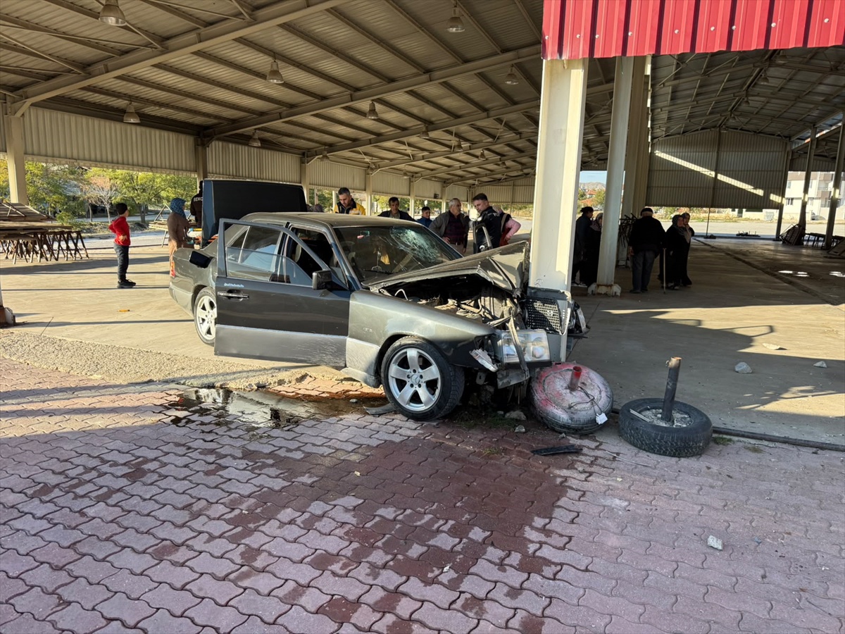 Çorum Sungurlu'da otomobil pazar direğine çarptı, itfaiye 2 yaralıyı çıkardı