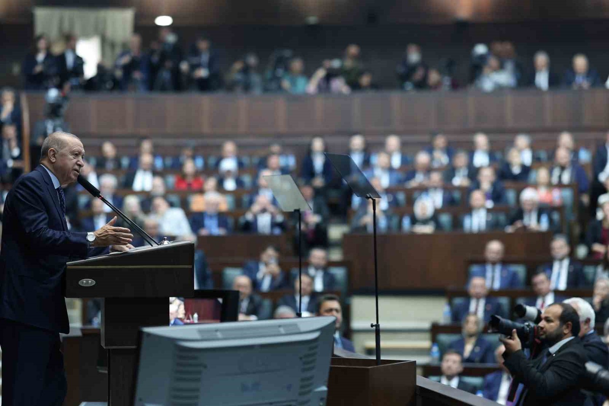 Cumhurbaşkanı Recep Tayyip Erdoğan: '(Fon tartışmaları) Milletin malına el uzatmak ne kadar büyük bir suçsa, aynı şekilde namuslu insanlara mesnetsiz şekilde yolsuzluk ithamında bulunmak da o kadar büyük bir suçtur.'