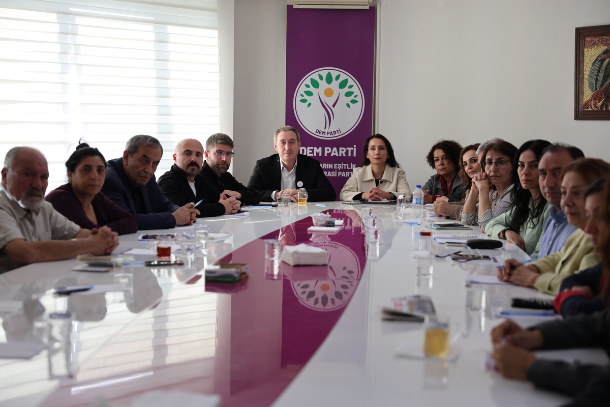 DEM Parti Eş Genel Başkanları HDK ve bileşen partileriyle Genel Merkez'de buluştu