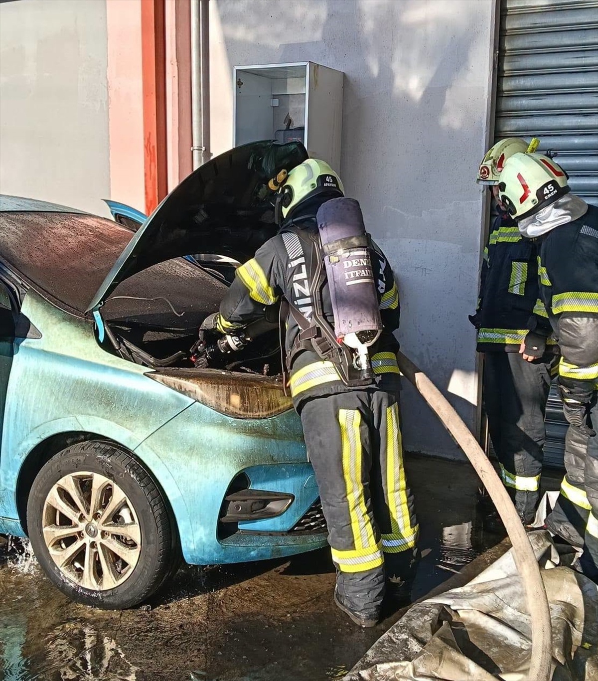 Denizli'de park halindeki elektrikli otomobilde çıkan yangın itfaiyece söndürüldü