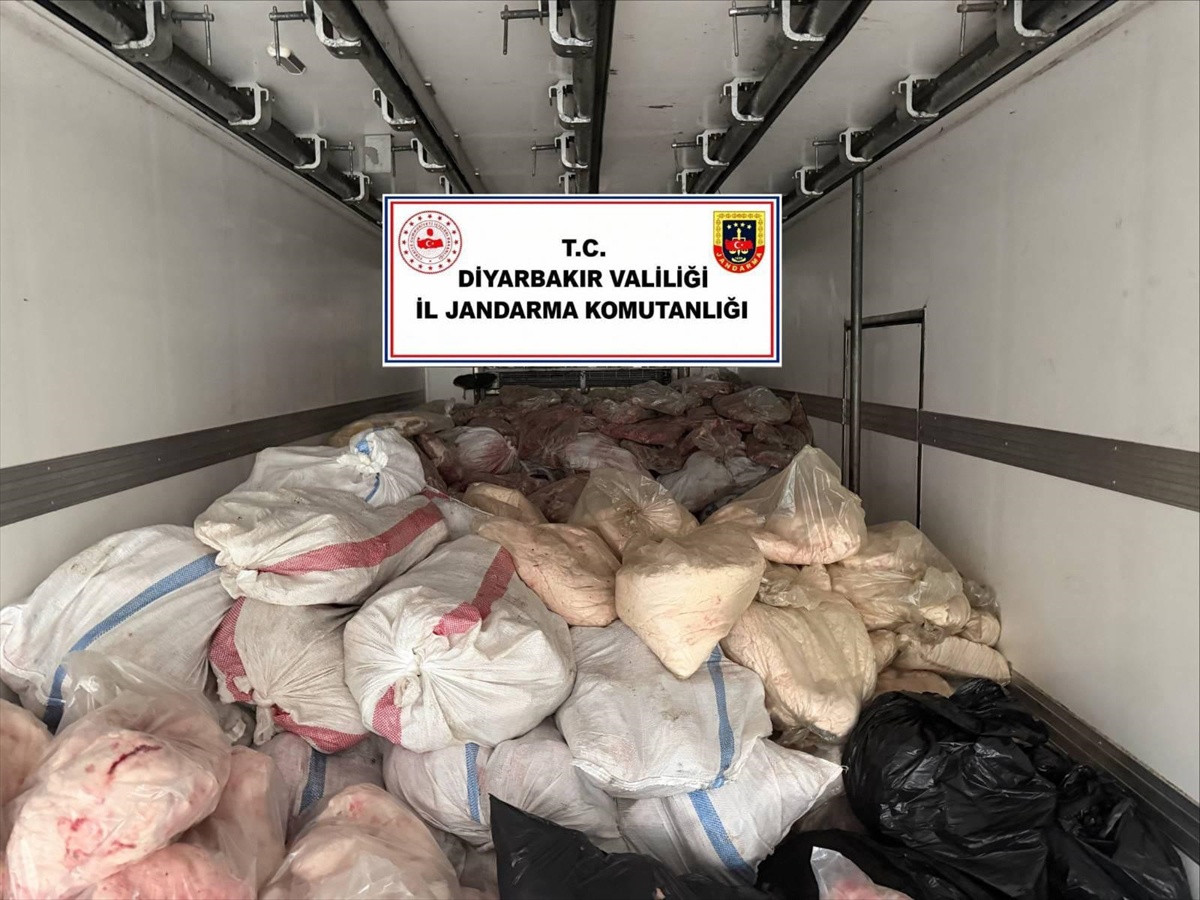 Diyarbakır Çınar'da yaklaşık 8 ton sağlığa zararlı iç yağ ve sakatat ele geçirildi