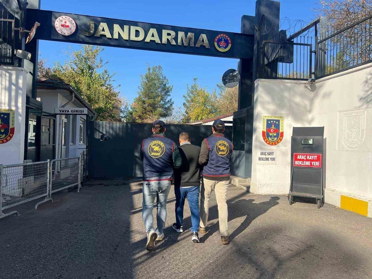 Diyarbakır'da JASAT operasyonunda aranan 85 hükümlü adliyeye sevk edildi