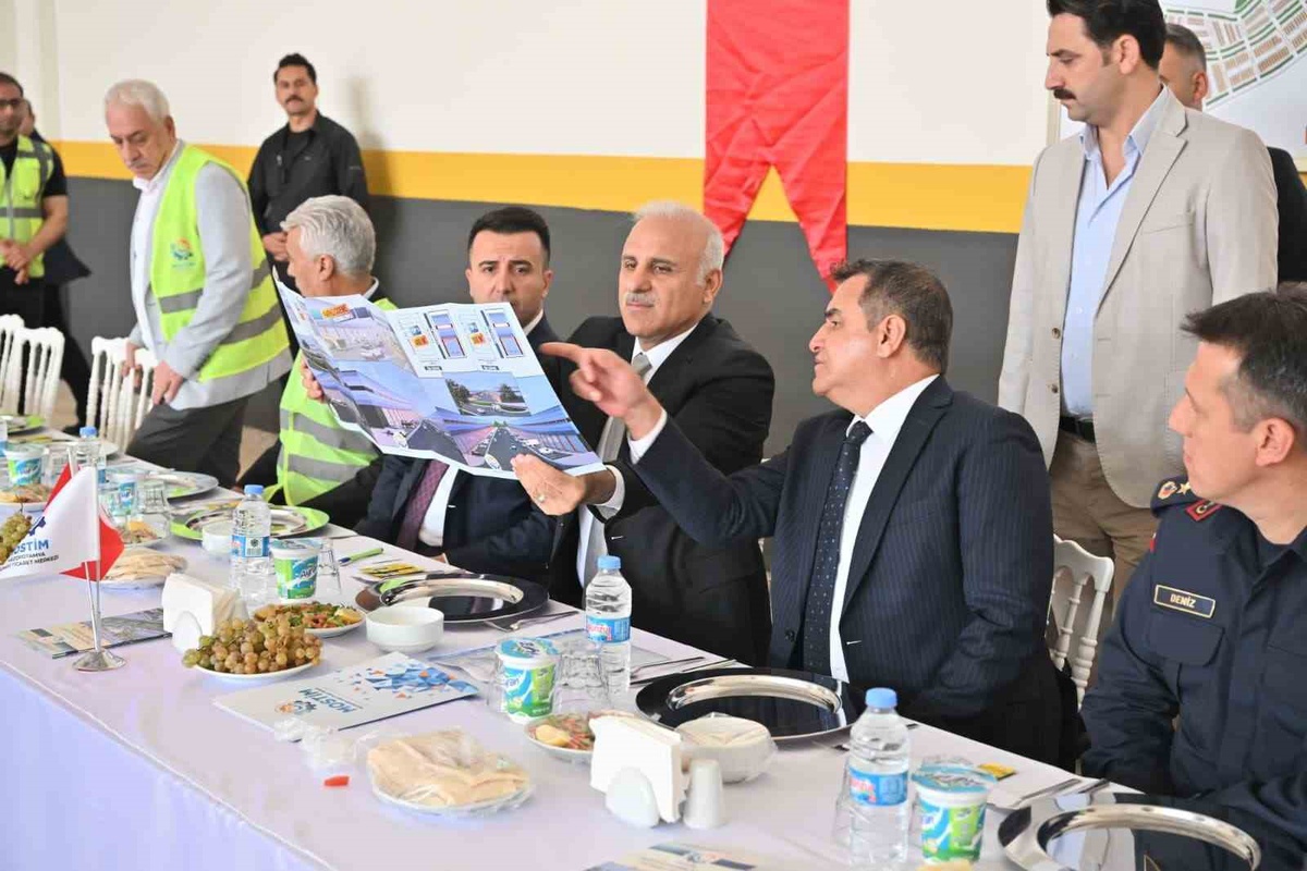 Diyarbakır Valisi Zorluoğlu, MOSTİM'de 2 bin 400 iş yerinin yapımını yerinde inceledi