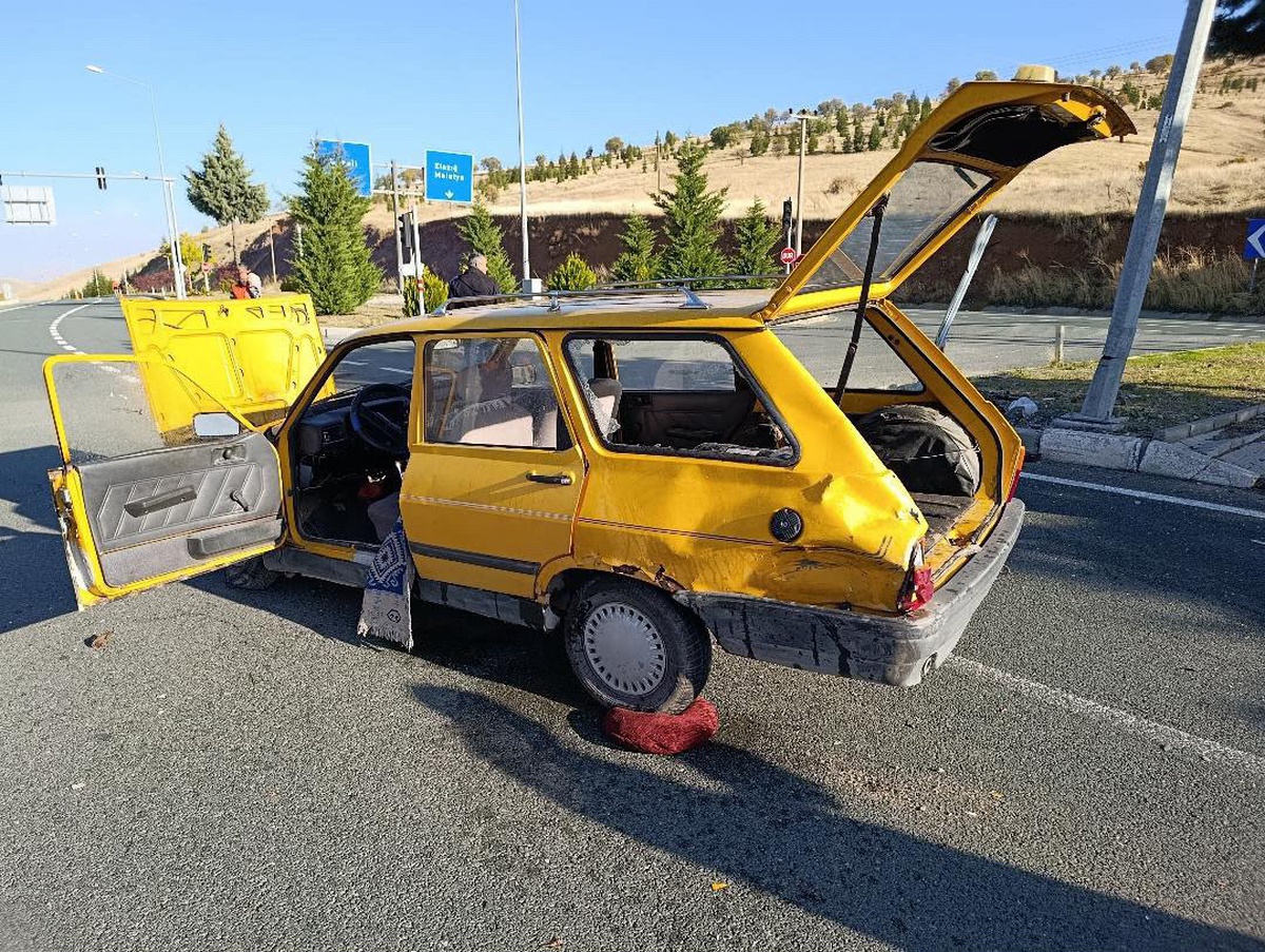Elazığ'da iki otomobil çarpıştı, kazada 1 kişi öldü, 2 kişi yaralandı