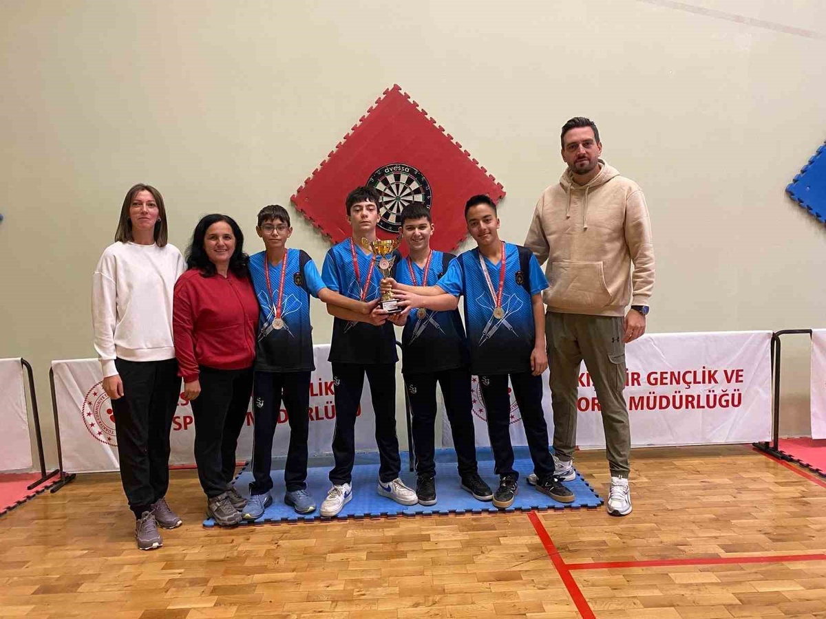 Eskişehir'de okul sporları dart yıldız erkeklerde İstiklal Ortaokulu birinci oldu