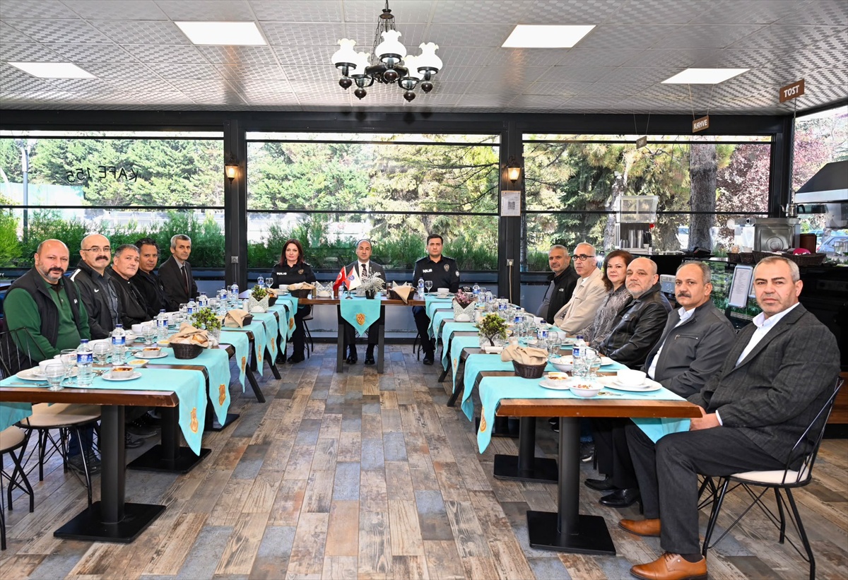Eskişehir Emniyet Müdürü Tolga Yılmaz, emekli personele veda yemeğinde teşekkür etti