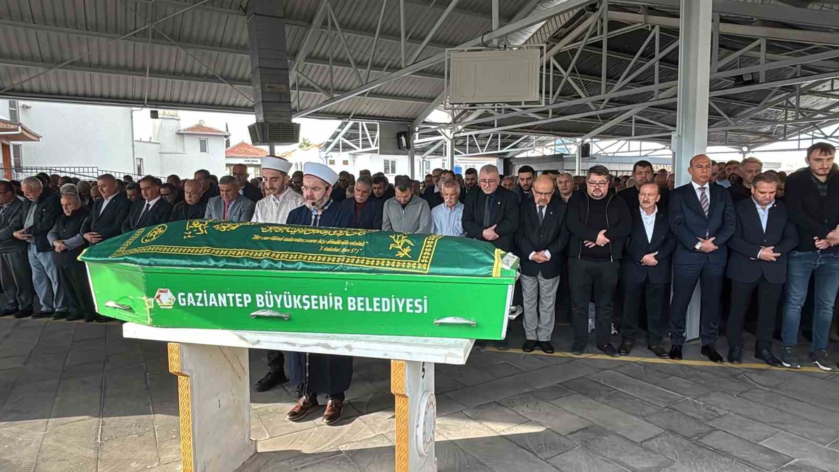 Gaziantep'te spor gazetecisi Kenan Yücel (61) son yolculuğuna uğurlandı