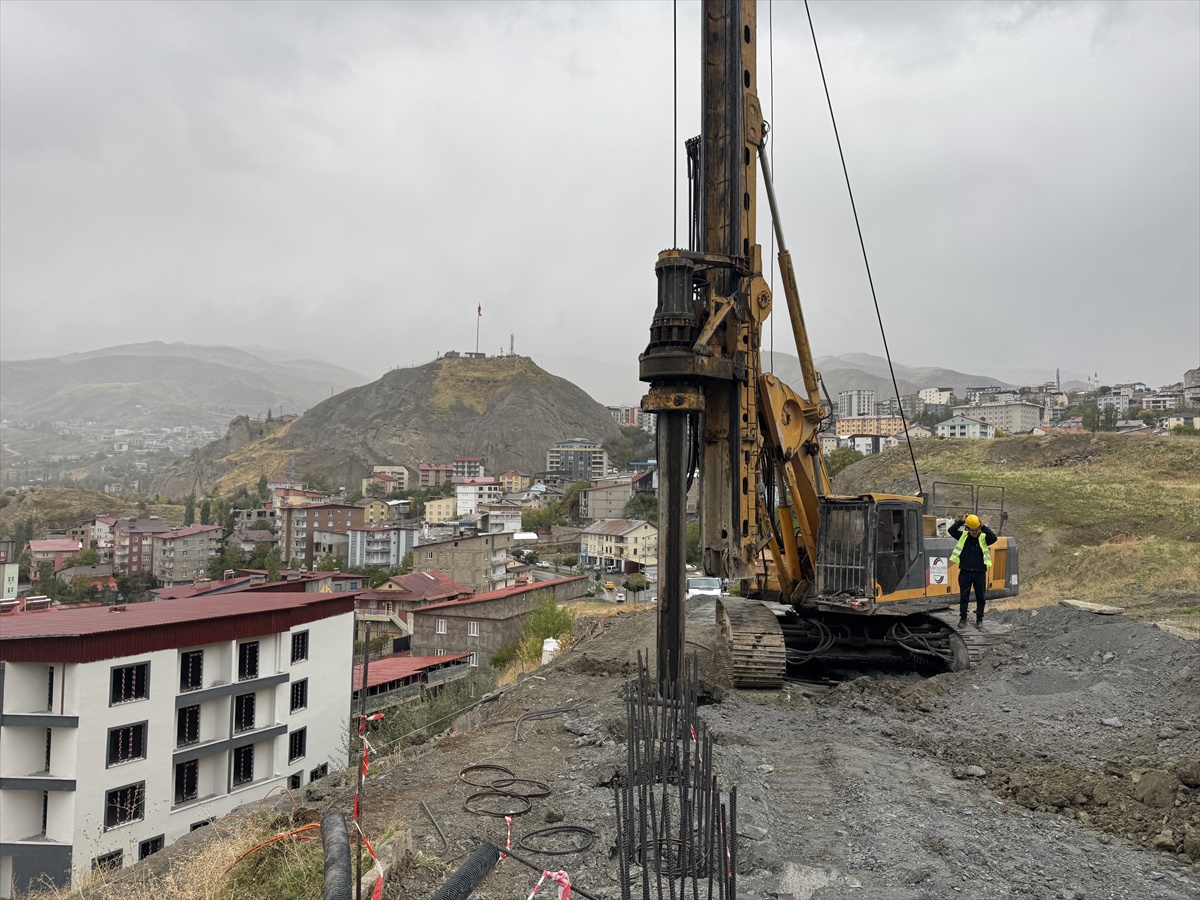 Hakkari Üniversitesi Rektörü Gençcelep, heyelan alanında zemin güçlendirmeyi inceledi