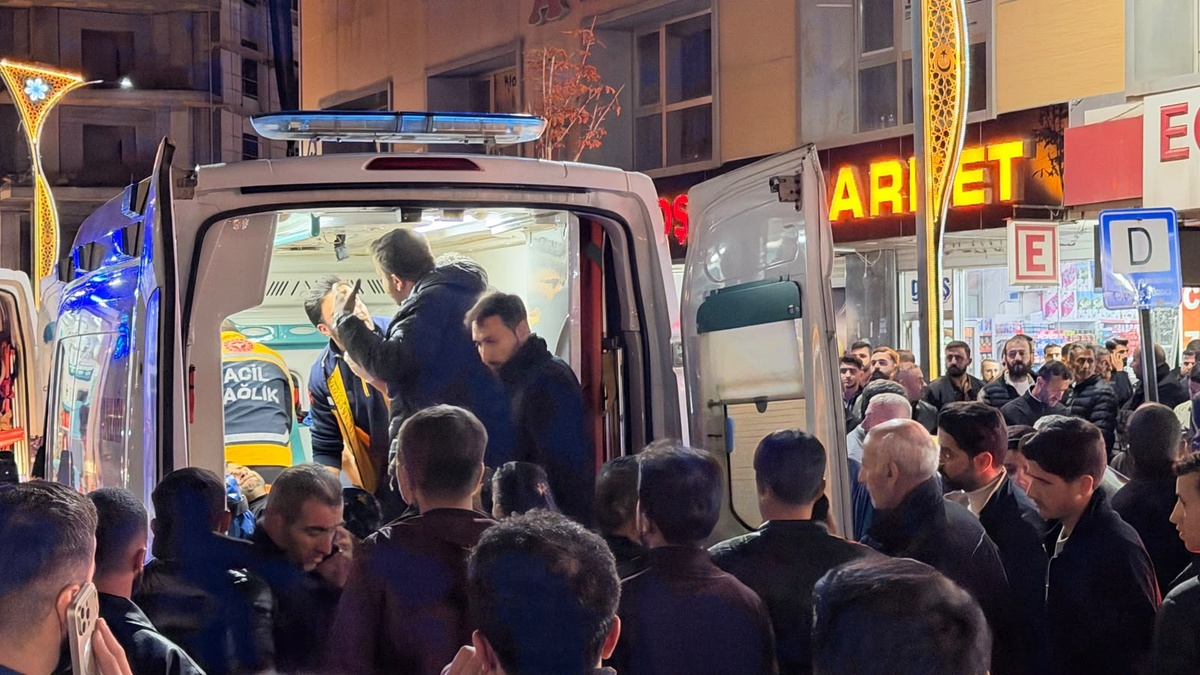 Hakkari Yüksekova'da Amed Çarşısı önünde silahlı saldırıda 3 kişi yaralandı