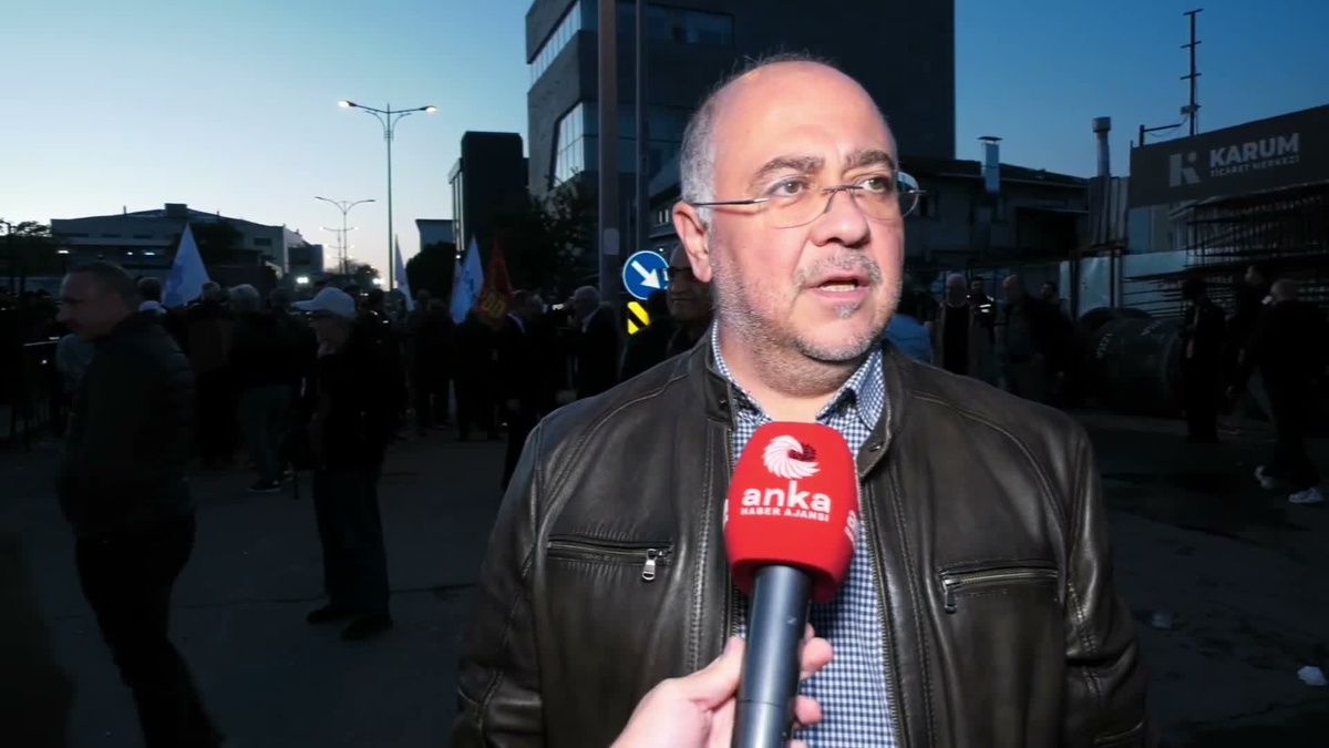 Halk TV önünde eski yönetici ve programcılardan kayyıma özgürlük tepkisi
