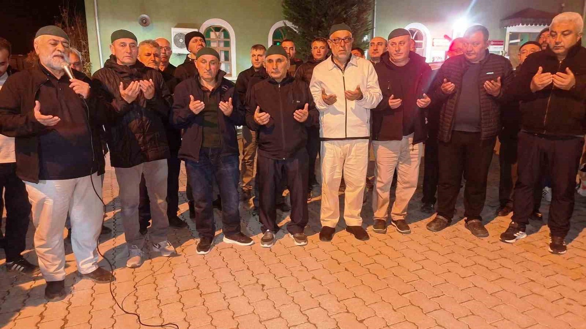 Hisarcık'ta 23 kişilik umre kafilesi dualar ve ilahilerle yola çıktı