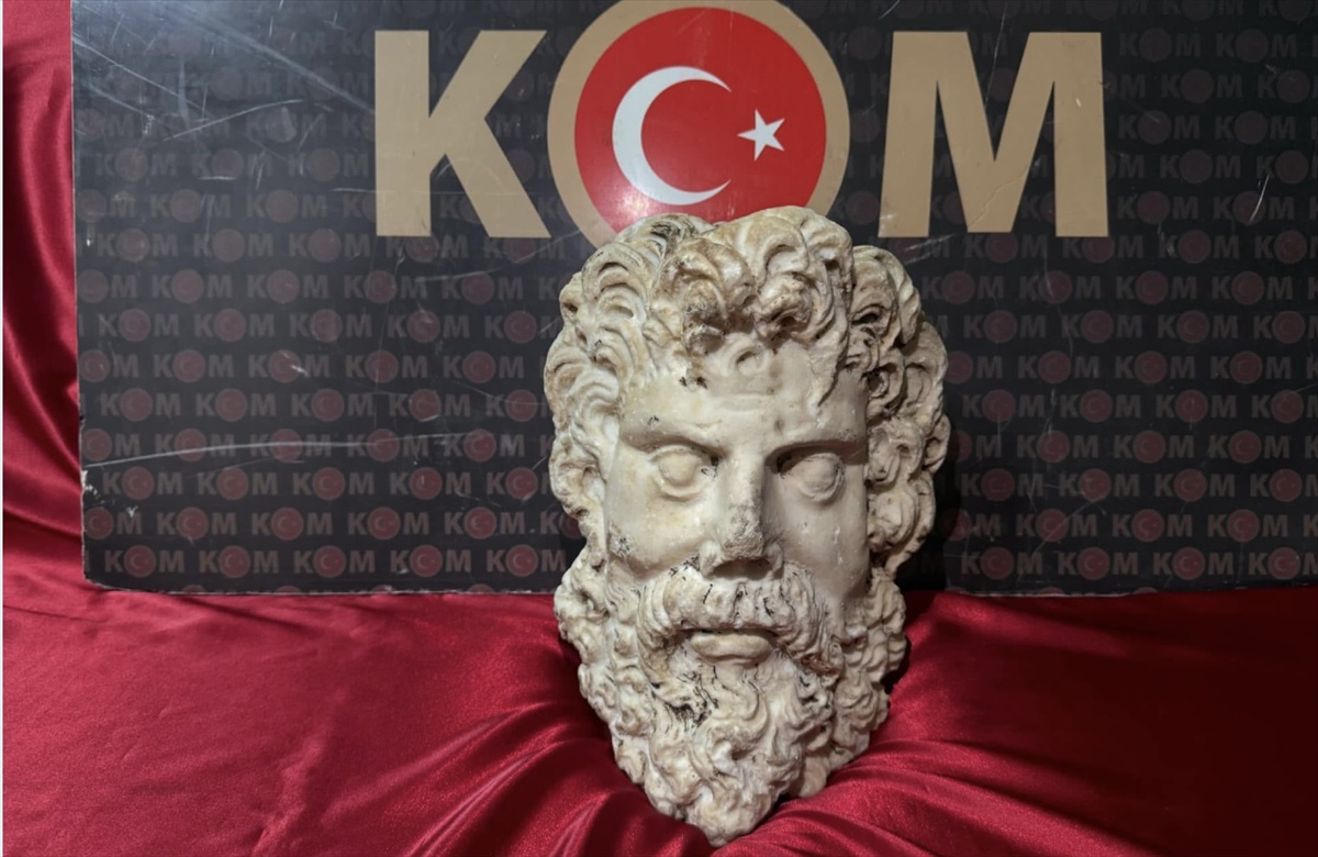 İzmir Konak'ta Roma dönemi Zeus heykel başı ele geçirildi, 3 şüpheli gözaltına alındı
