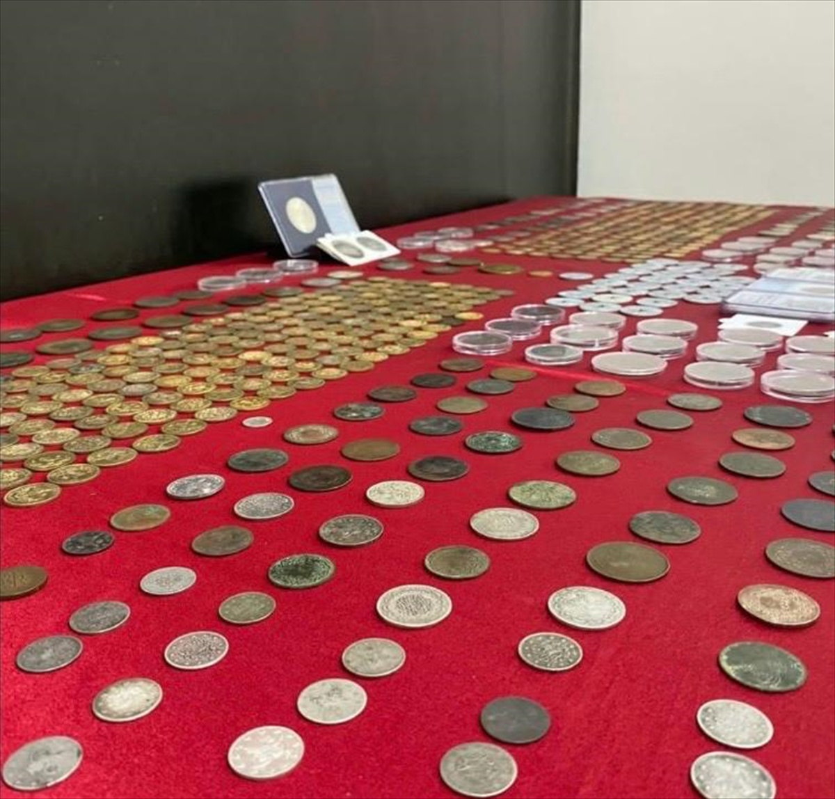 İzmir Konak'taki iş yerinde 672 sikke bulundu, 1 şüpheliye adli işlem yapıldı