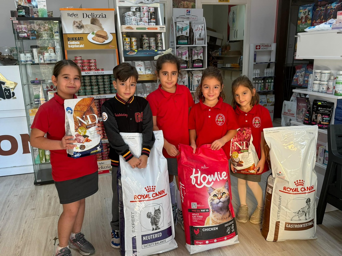 İzmir Selçuk'ta öğrenciler fotoğraf satışıyla barınak hayvanlarına destek verdi