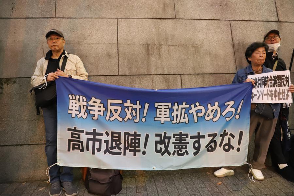 Japonlar Tokyo'da Savunma Bakanlığı önünde Japonya-ABD tatbikatlarını protesto etti